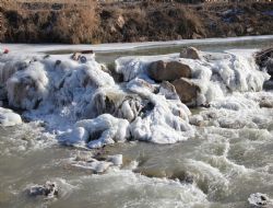 Oltu Çayı buz'a büründü